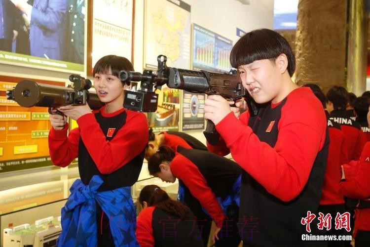 2001年龄段优秀球员集体参观“砥砺奋进的五年”大型成就展